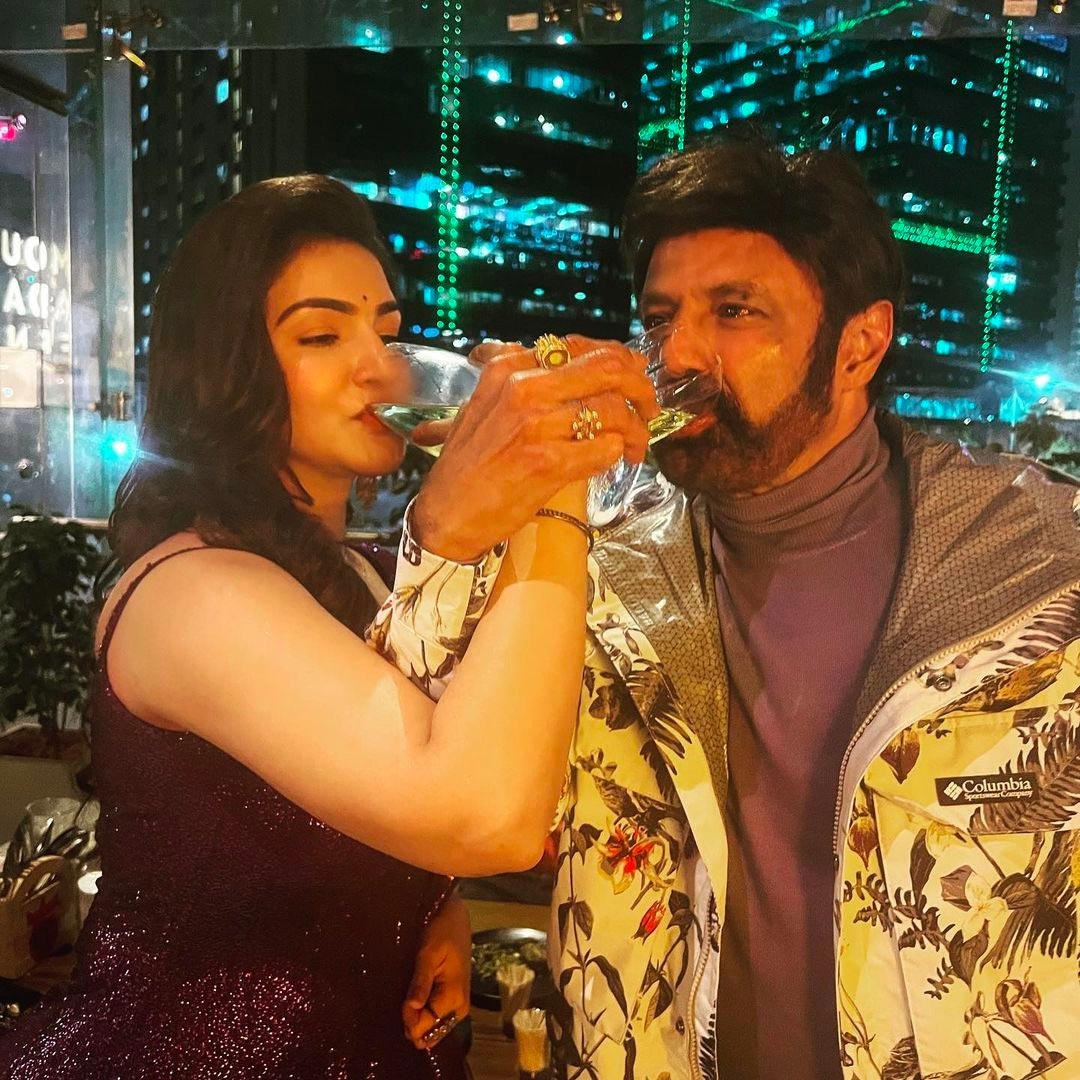 balakrishna,honey rose  వీర సక్సెస్: హీరోయిన్ తో బాలయ్య పార్టీ 