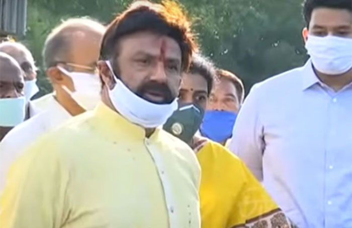 balakrishna,blistering attack,chiranjeevi,corona,talasani srinivas yadav,lands dealing,tollywood officials  భూములు పంచుకుంటున్నారా.. బాలయ్య ఫైర్!?