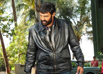 balakrishna,lion movie,trisha,may 15th release  లయన్ మూవీ న్యూ రిలీజ్ డేట్ అండ్ టైం..!