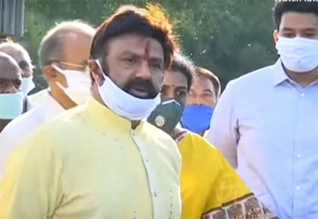 nandamuri balakrishna,pays tribute,father ntr,sr ntr,ntr ghat,hindupur mla,balayya babu,balayya,balakrishna  ఎన్టీఆర్ ఘాట్ లో బాలయ్య 