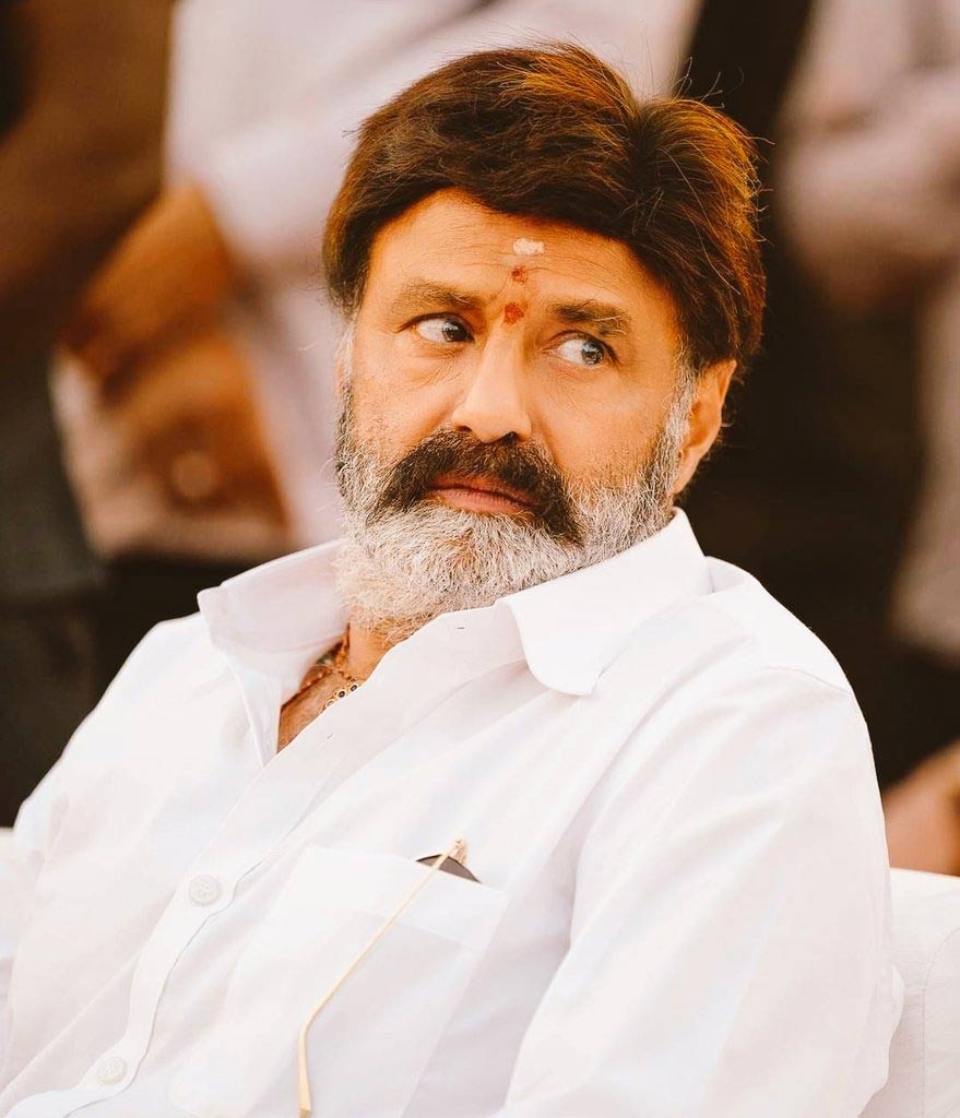 balakrishna   బాలయ్య కమిట్మెంట్స్ - అభిమానుల ఆందోళన 