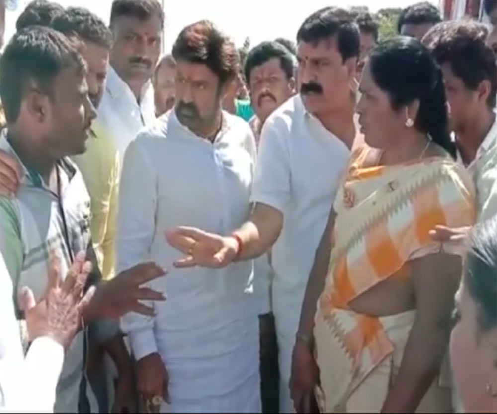 balakrishna,unleashes,angry,hindupur road show,ap municipal elections,balayya fans,nandamuri fans,balakrishna fans,tdp  బాలయ్య ఆవేశం.. అభిమాని ఆనందం