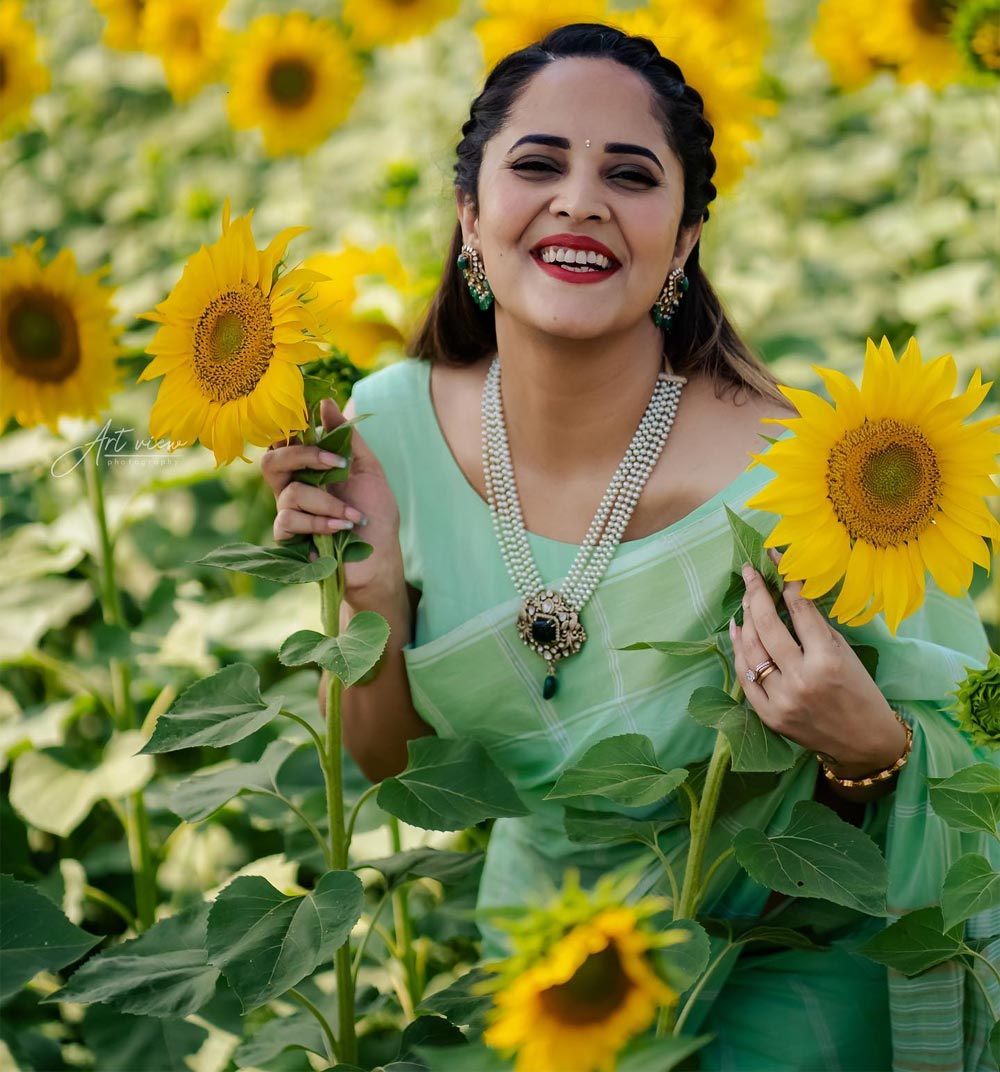 anasuya bharadwaj,sunflower garde  పొద్దుతిరుగుడు పువ్వులా అనసూయ