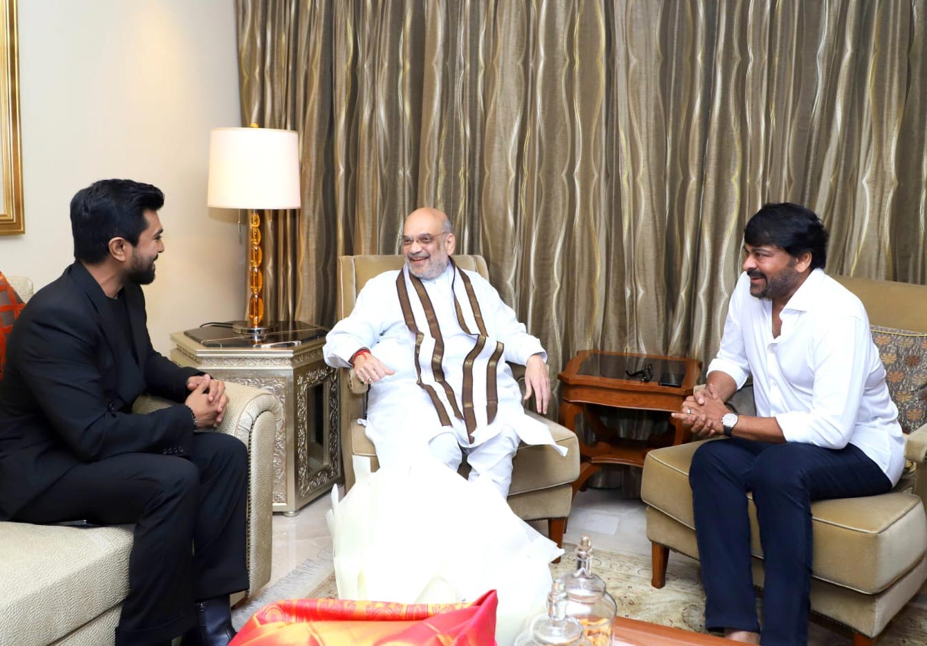 ram charan,chiranjeevi  చరణ్ వెనుక తండ్రి చిరు