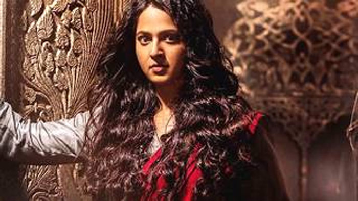 anushka shetty,got,skin problems,bhaagamathie,movie shooting,art director,ravinder  అనుష్కని భాగమతి ఎన్ని కష్టాలు పెట్టిందో..?