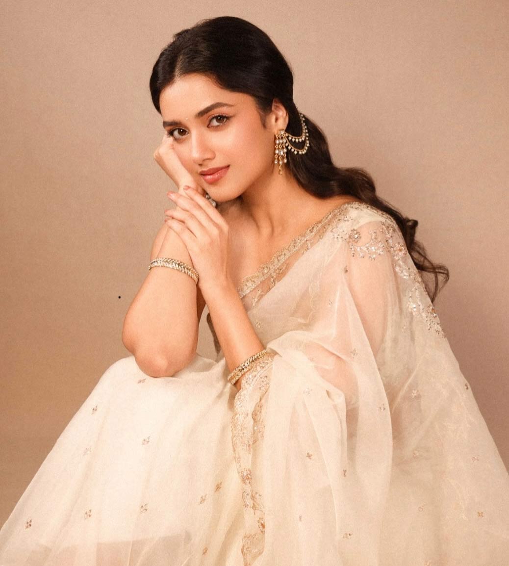 bhagyashri borse  ఇంత అందానికి ఎందుకిన్ని కష్టాలు 