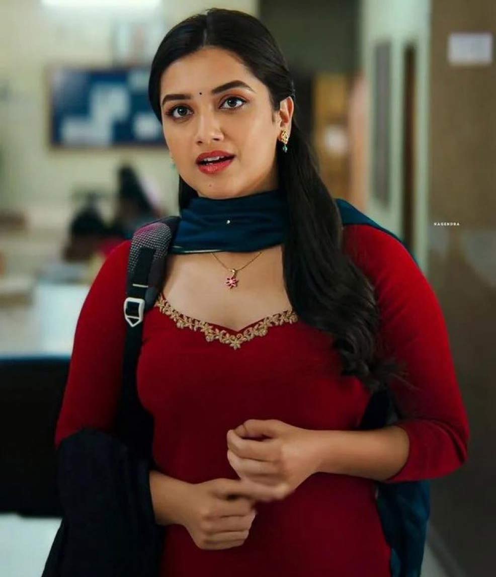 bhagyashri borse  ఈ పాప కి ప్లాప్ లు కంటిన్యూ 