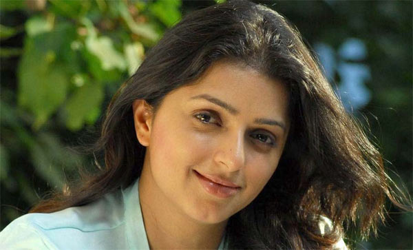 bhumika,laddubabu,mahendhra singh dhoni,neeraj pandey  బాలీవుడ్ లోకి పవన్‌ హీరోయిన్‌..! 