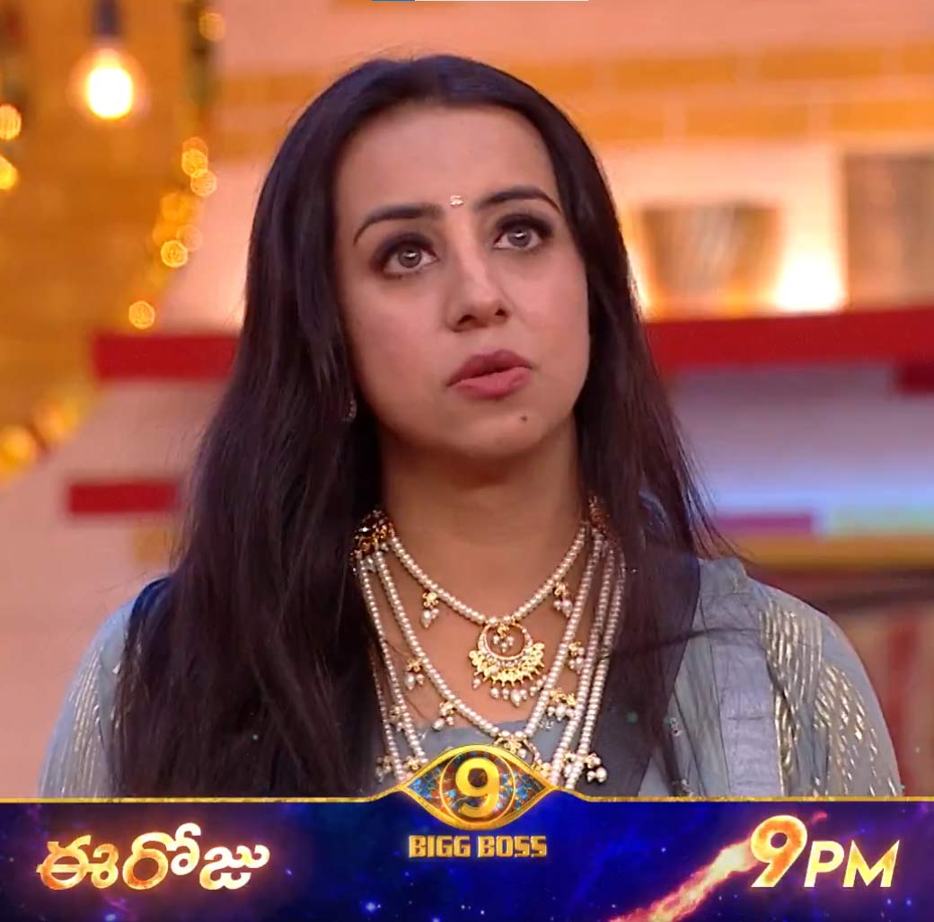 bigg boss  బిగ్ బాస్9: సంజనకు గేట్లు ఓపెన్ చేసిన నాగ్ 