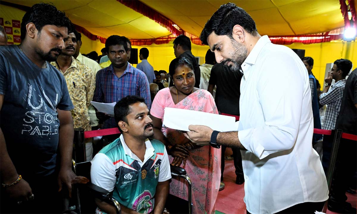 nara lokesj  బ్లూ మీడియా ను కూడా సస్పెండ్ చేస్తారా జగన్ 