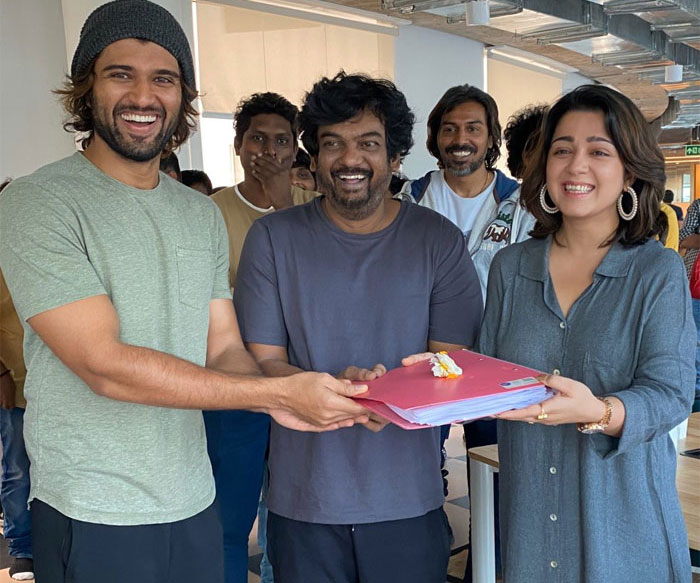 fighter,title,karan johar,puri jagan,vijay deverakonda,bollywood  ‘ఫైటర్’.. వాళ్లు ఎలా అంటే అలా ఆడించాల్సిందే!