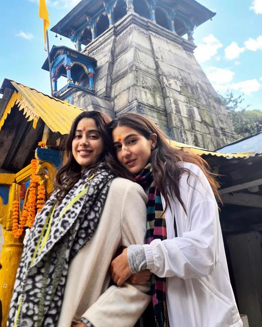 sara ali khan,janhvi kapoor,bollywood young beauties,triyuginarayan temple together  గ్లామర్ వదిలి దైవసన్నిధిలో బాలీవుడ్ బ్యూటీస్   