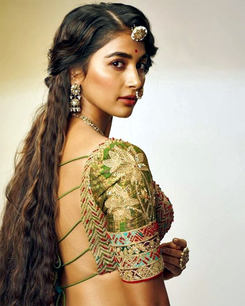 actress pooja hegde,bollywood,tollywood,golden girl,pooja hegde  టాలీవుడ్ గోల్డెన్ గాళ్‌కు బాలీవుడ్‌లో లక్కీ ఛాన్స్!