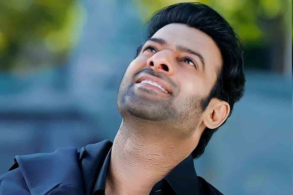 bollywood,bollywood heroes,prabhas gesture,prabhas,pan india star,prabhas hero,saaho,baahubali,radhesyam  ప్రభాస్ రేంజ్ చూసి బాలీవుడ్ షేక్ 