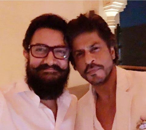 bollywood,shahrukh khan,amir khan,salman khan,shahrukh and amir khan selfie photo  షారుఖ్ అందరిని ఆశ్చర్యంలో ముంచెత్తారు..!