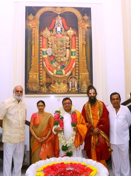 brahmanandam,venkateswara swamy art,brahmanandam felicitates artist bks varma,bks varma,k raghavendra rao,brahmanandam house  సాక్షాత్తూ 7 కొండలవాడిని చూస్తున్నట్టుంది! 