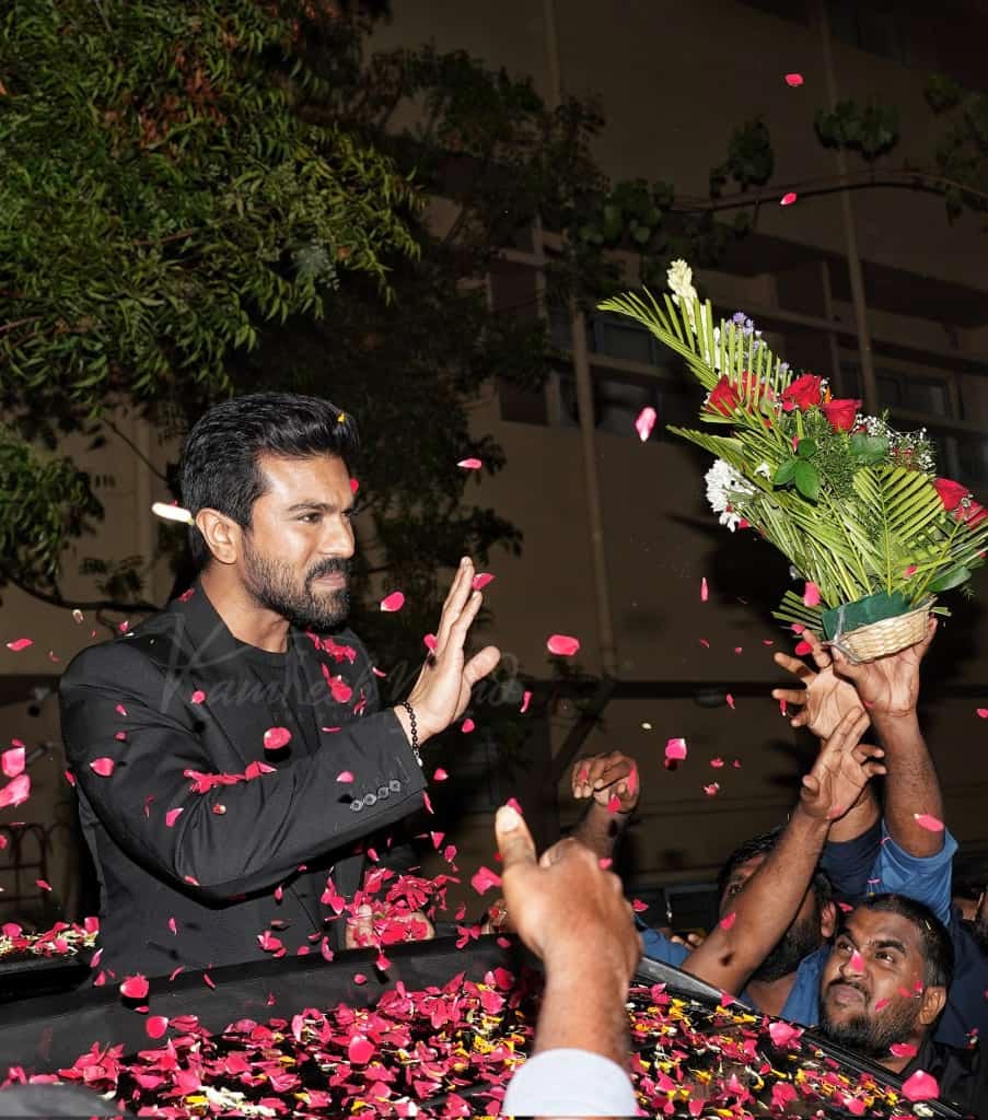 ram charan,hyderabad  ఈ రేంజ్ స్వాగతం ఊహించలేదేమో..