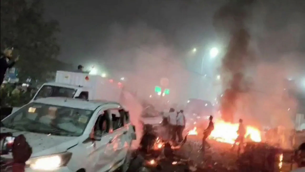 delhi  దేశ రాజధానిలో భారీ పేలుళ్లు 8 మంది మృతి