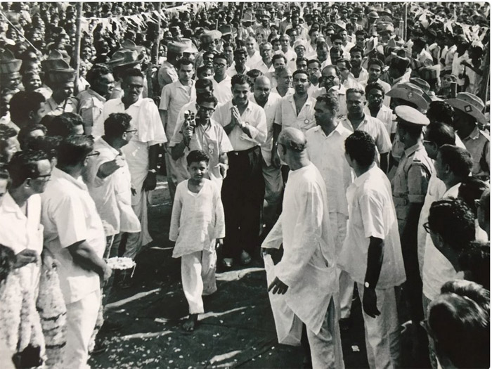 harikrishna,rare pic  అందరూ హరికృష్ణ గురించే..!!