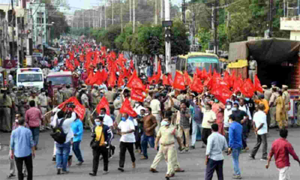 chalo vijayawada,ap govt employees,protest rally,ap government  ఎరుపు రంగు పులుముకున్న విజయవాడ