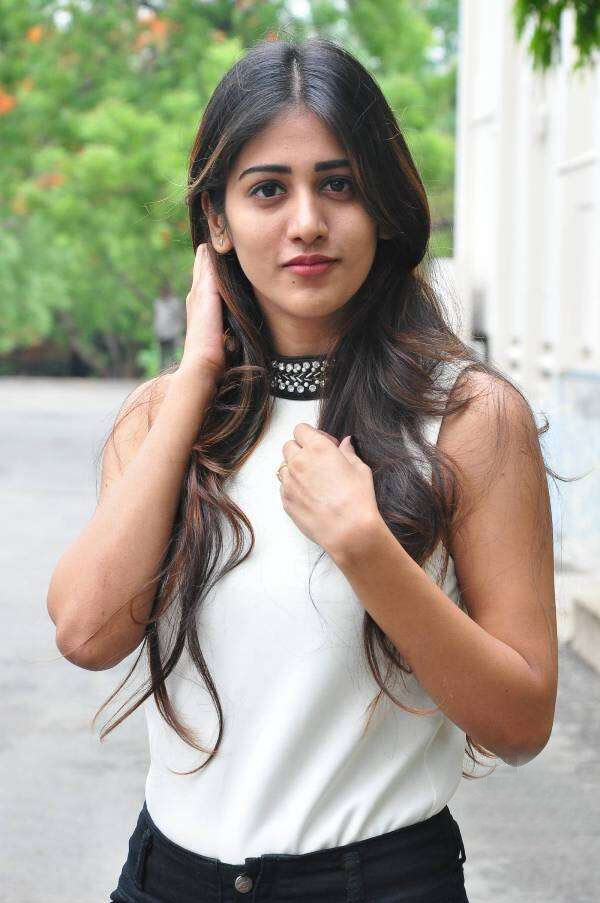 chandini chowdary  బెడ్ రూమ్ విష‌యాలు హాల్ వ‌ర‌కూ