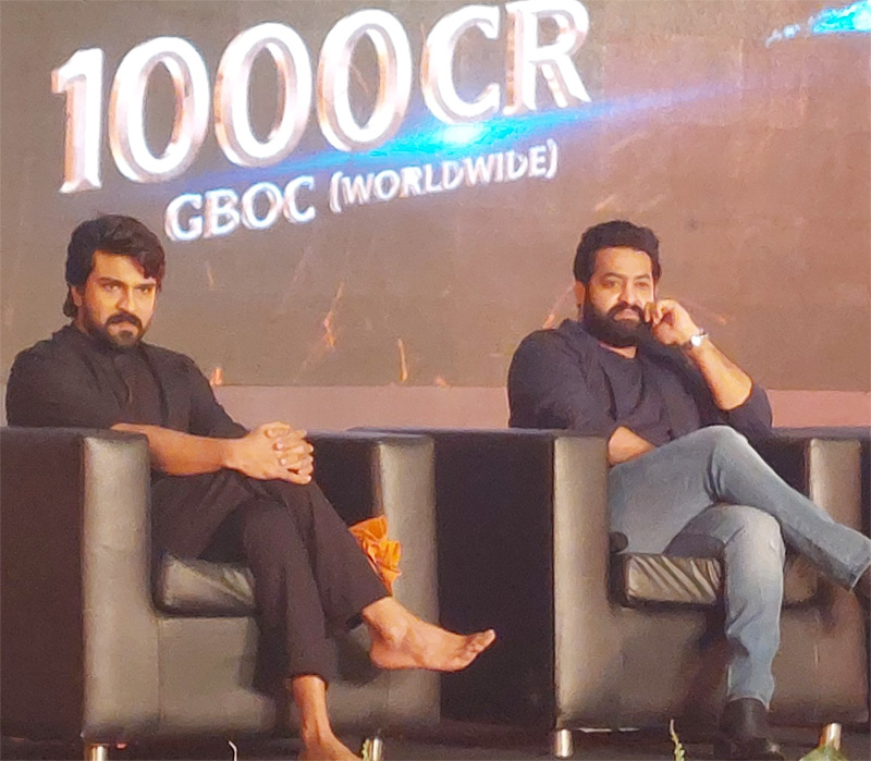 ram charan,ntr comments,ntr,komaram bheem,rrr mumbai party,charan on ntr  ఎన్టీఆర్ పై చరణ్ డామినేషన్: చరణ్ రియాక్షన్ 