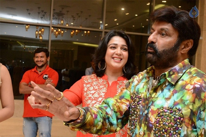 balakrishna,charmme,paisa vasool,charmee  బాలయ్యని ఎలా సంతోషపెట్టాలో ఛార్మికే తెలుసు?