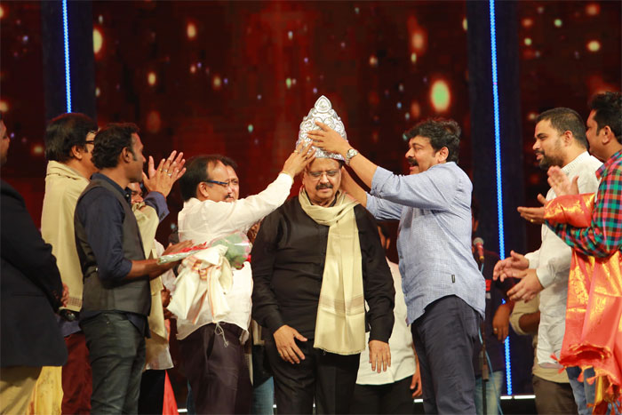 chiranjeevi,felicitation,sp balu,swarasangamam,sangeetha vibhavari,event  వాళ్ళకు నా వంతు సాయం చేస్తా: చిరంజీవి