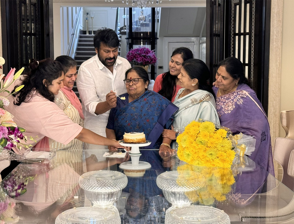 chiru mother anjana devi  కని పెంచిన అమ్మకి ప్రేమతో.. : చిరు