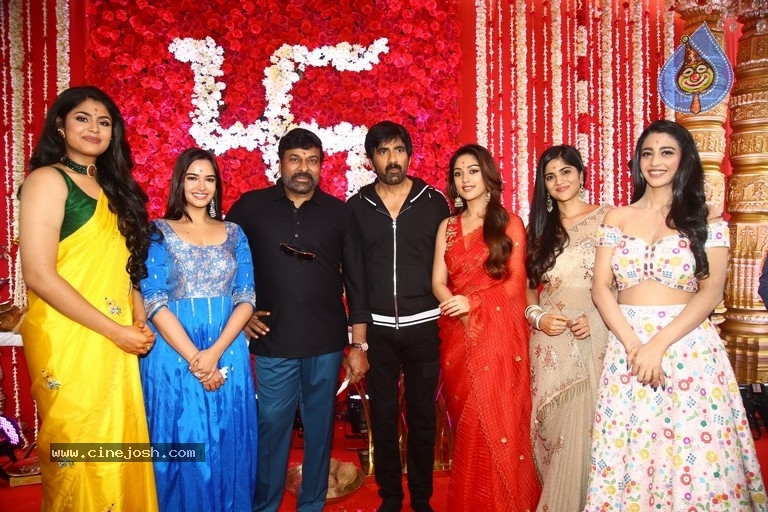 mass maharaja ravi teja,ravanasura movie,ravanasura movie opening,chirajeevi  రావణాసుర కు చిరంజీవి క్లాప్