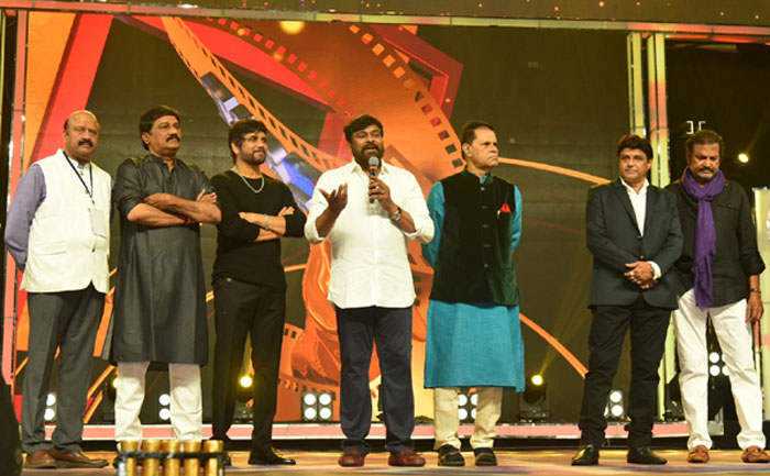 chiranjeevi,nagababu,balakrishna,social media  నాగబాబు తాటతీస్తే.. చిరు ఆయింట్‌మెంట్‌! 