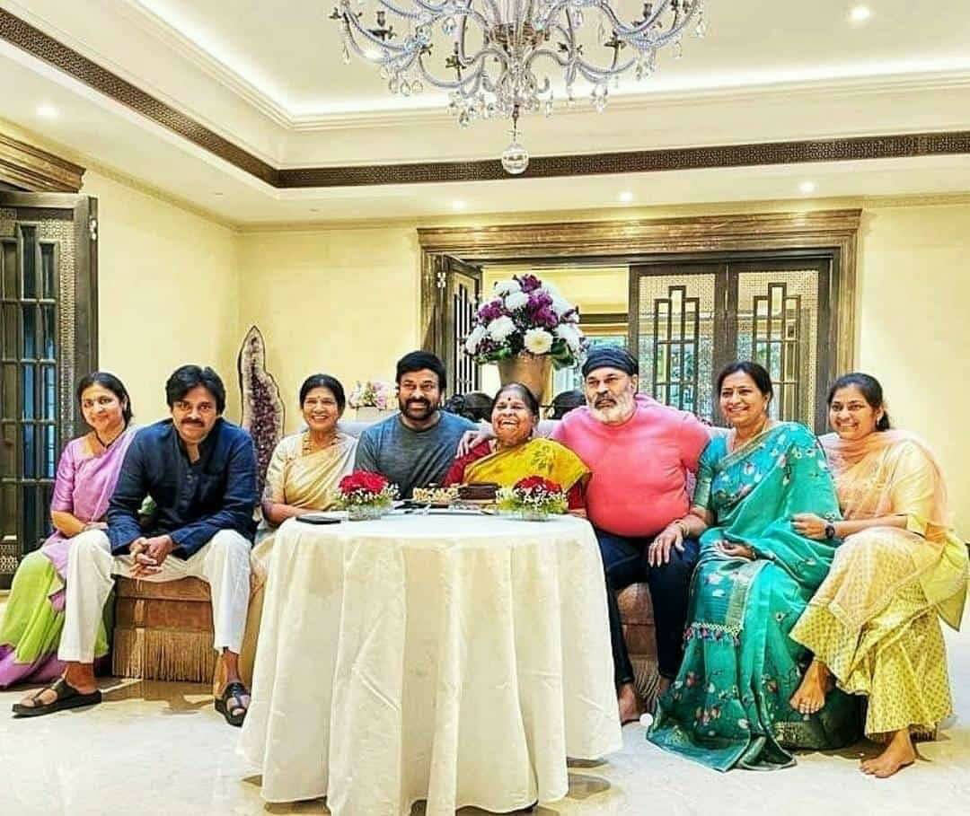 chiranjeevi,pawan kalyan,nagababu,chiru mother,anjana devi,birthday,celebrations,mega frame  మెగా ఫ్యామిలీ మెరుపులు మరోసారి.!