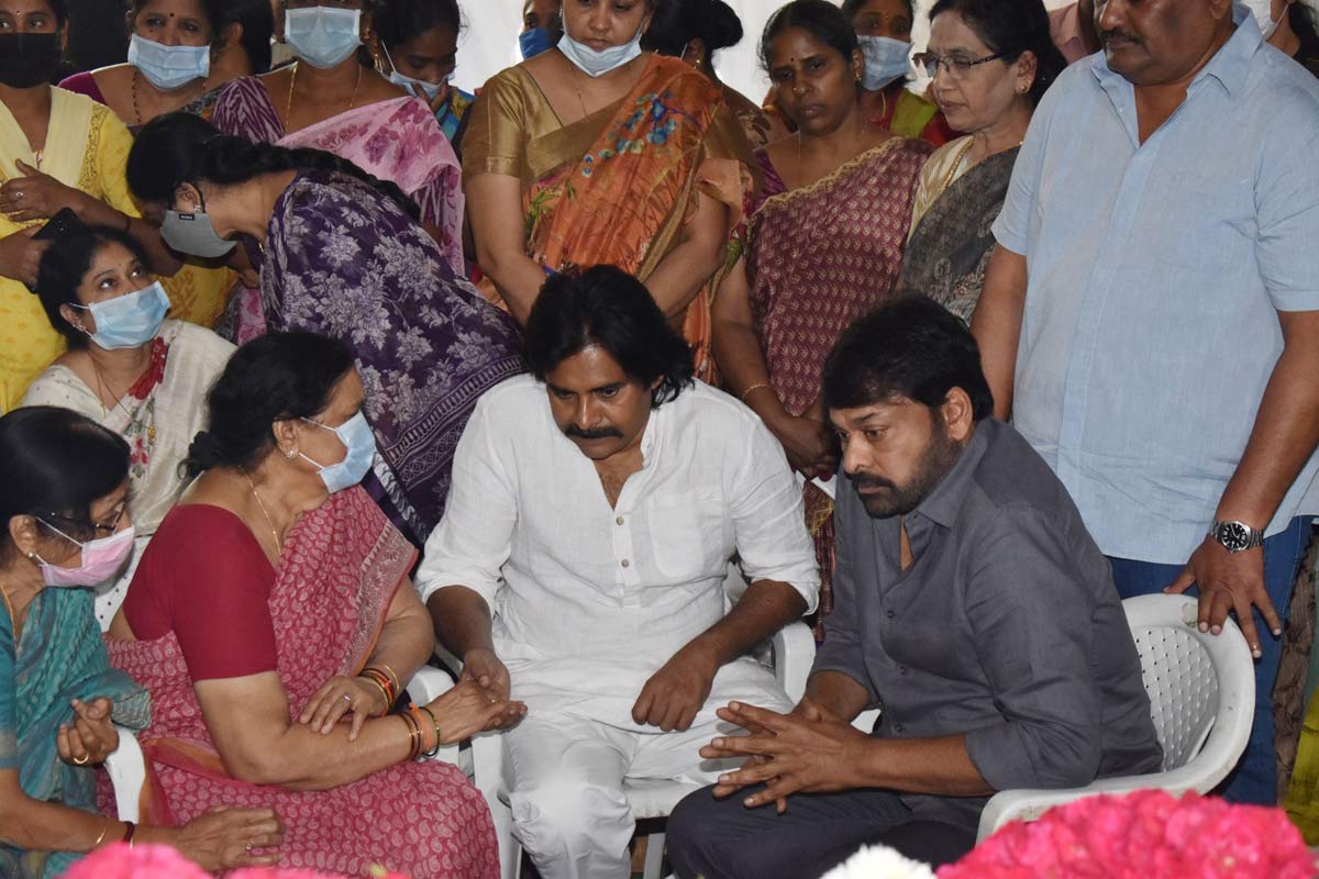 chiranjeevi,pawan kalyan,kaikala satyanarayana  కైకాల పార్థివ దేహానికి చిరంజీవి అశ్రు నివాళి 