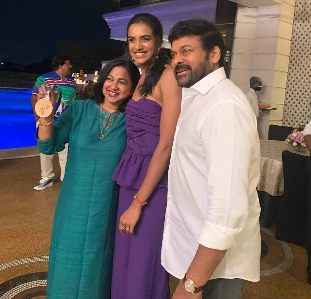chiranjeevi,chiru special dinner party,pv sindhu,sarath kumar  సైలెంట్ గా చిరు ఇంట్లో పివి సింధు సత్కారం