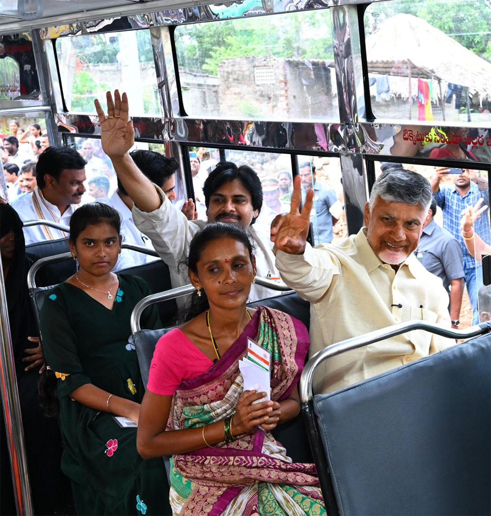 chandrababu   బస్సులో బాబు-పవన్-లోకేష్ 