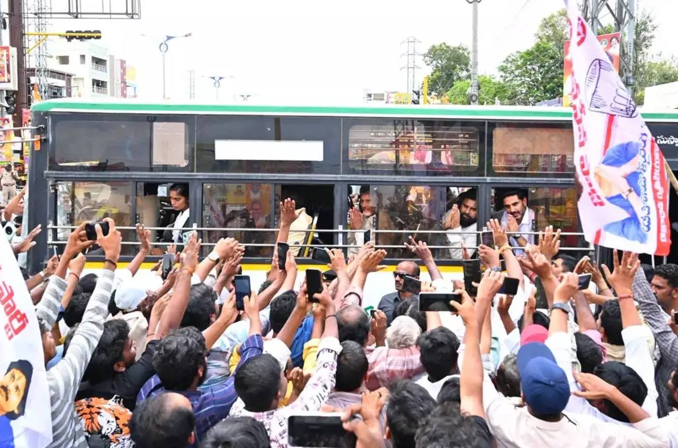 ap  ఉచిత బస్సులో త్రిమూర్తులు  