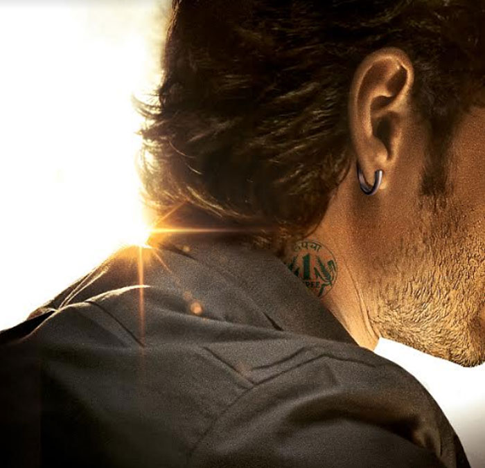 mahesh babu,one rupee tattoo,parasuram,sarkaru vaari paata,back look  మహేష్ మెడ మీద డాలర్ పోయి రూపాయి అందుకే?