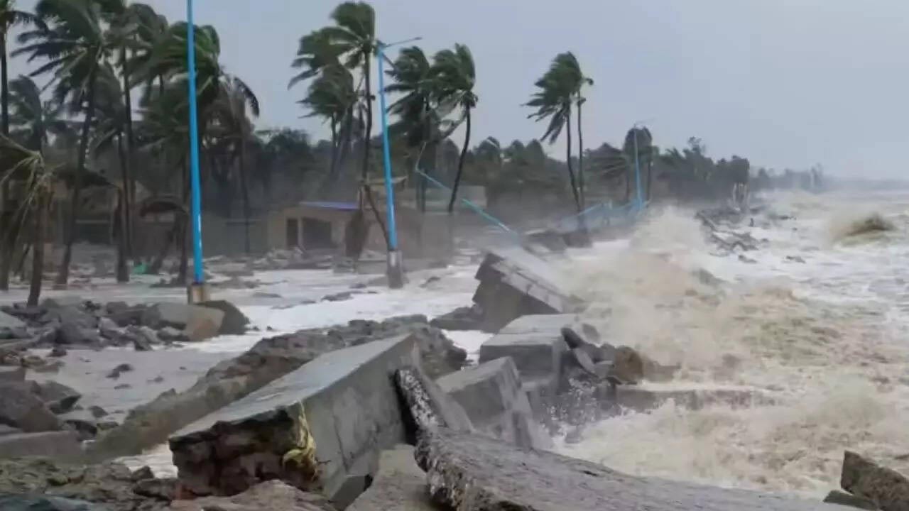 cyclone montha  ఏపీలో మొంథా తుఫాన్ భీబత్సం