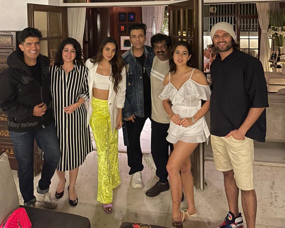 manish malhotra party,bollywood,vijay devarakonda,charmi,parineeti chopra,kiara advani,ananya panday,sara ali khan,karan johar,manish malhotra,puri jagannadh  దేవరకొండ బాలీవుడ్ కథ వేరే వుంది