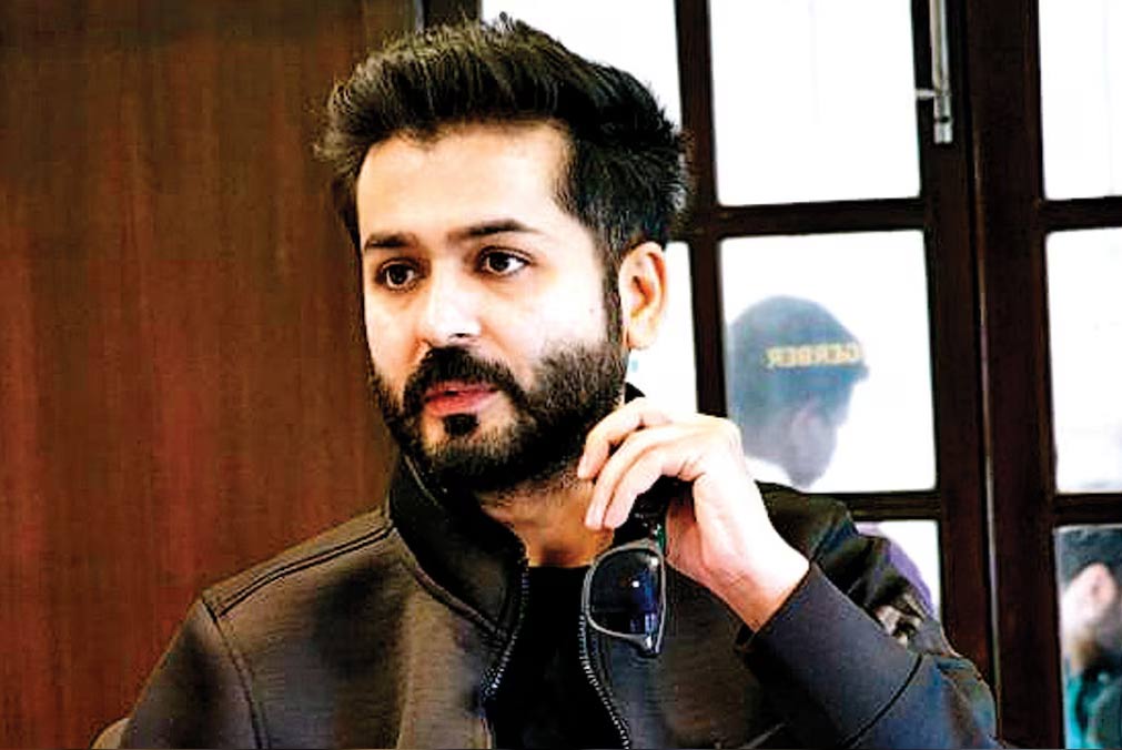 aditya dhar  అందరి చూపు ఆ దర్శకుడి వైపే 