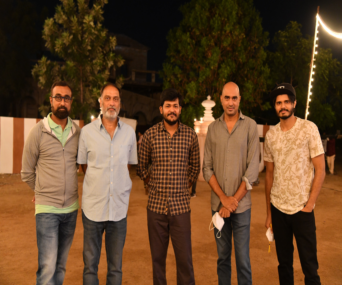 director krish,anand devarakonda,varsha bollamma,middle class melodies  క్రిష్ చేతుల మీదుగా విడుదలైన మిడిల్ క్లాస్ మెలోడీస్ ఫ‌స్ట్ సింగిల్!!