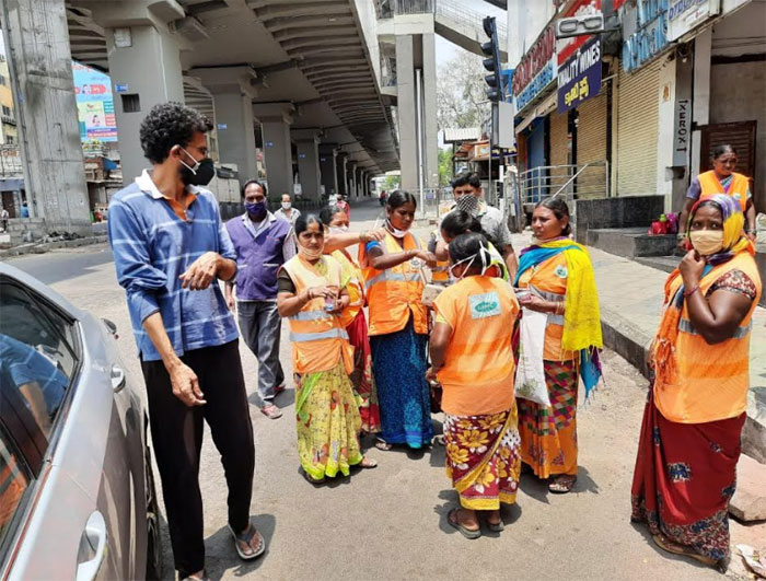 director sekhar kammula,hyderabad,kurnool town,refreshments,sanitation workers  డైరెక్టర్ శేఖర్ కమ్ముల.. మంచి నిర్ణయం