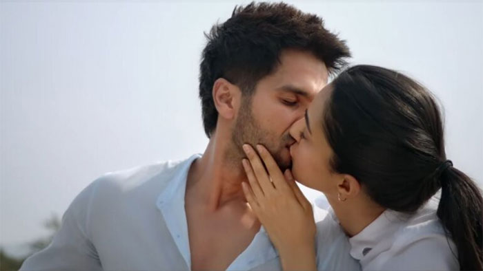 shahid kapoor,kiara adwani,liplock,kabir singh movie  మహేష్‌ హీరోయిన్‌ కిస్‌ గురించే చర్చలు..!