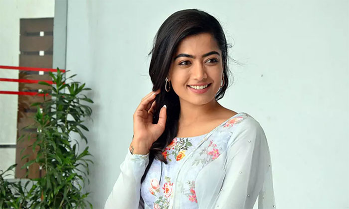 rashmika,sarileru neekevvaru,role,mahesh babu,no importance  రష్మికా ఎగ్జైట్ అయినంత లేదుగా.. అక్కడ?