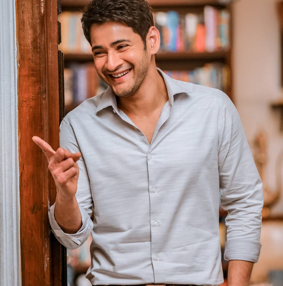 mahesh babu,mahesh babu birthday special,trivikram - mahesh,parasuram - mahesh combo,sarkaru vaari paata movie look  మహేష్ ఫాన్స్ కి డబుల్ ట్రీట్స్ 