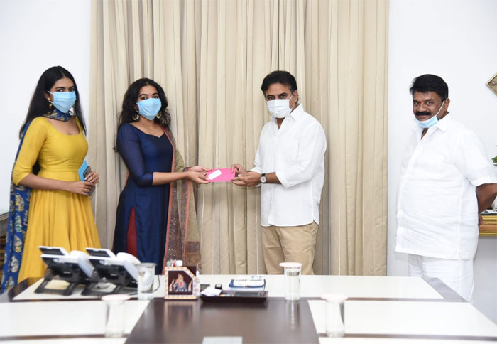 dr rajasekhar,daughters,donation,telangana relief fund,ktr,shivathmika,shivani  కేటీఆర్‌‌కు చెక్స్ అందజేసిన రాజశేఖర్ కుమార్తెలు