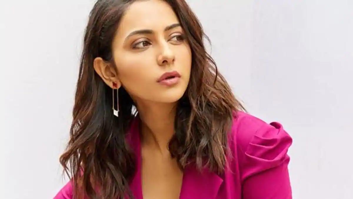 rakul preet singh,drug scandal,media,waiting,response,hyderabad  డ్రగ్స్ కేస్: మీడియాకి ముఖం చాటేసిన రకుల్!!