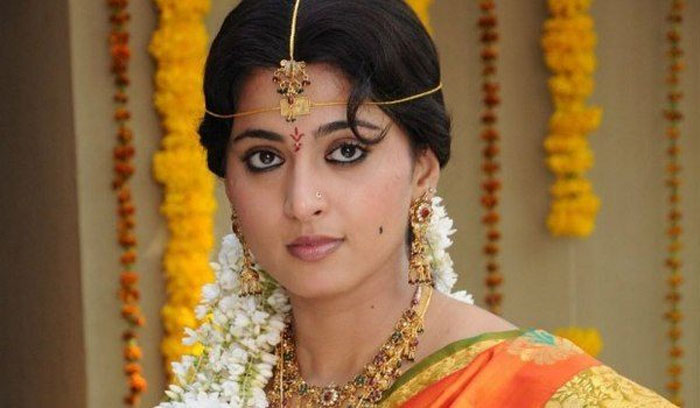 anushka shetty,heroine,marriage,waiting,fans,everyone  అనుష్క సొంత కుటుంబం ఎప్పుడు స్టార్ట్ చేస్తుంది?