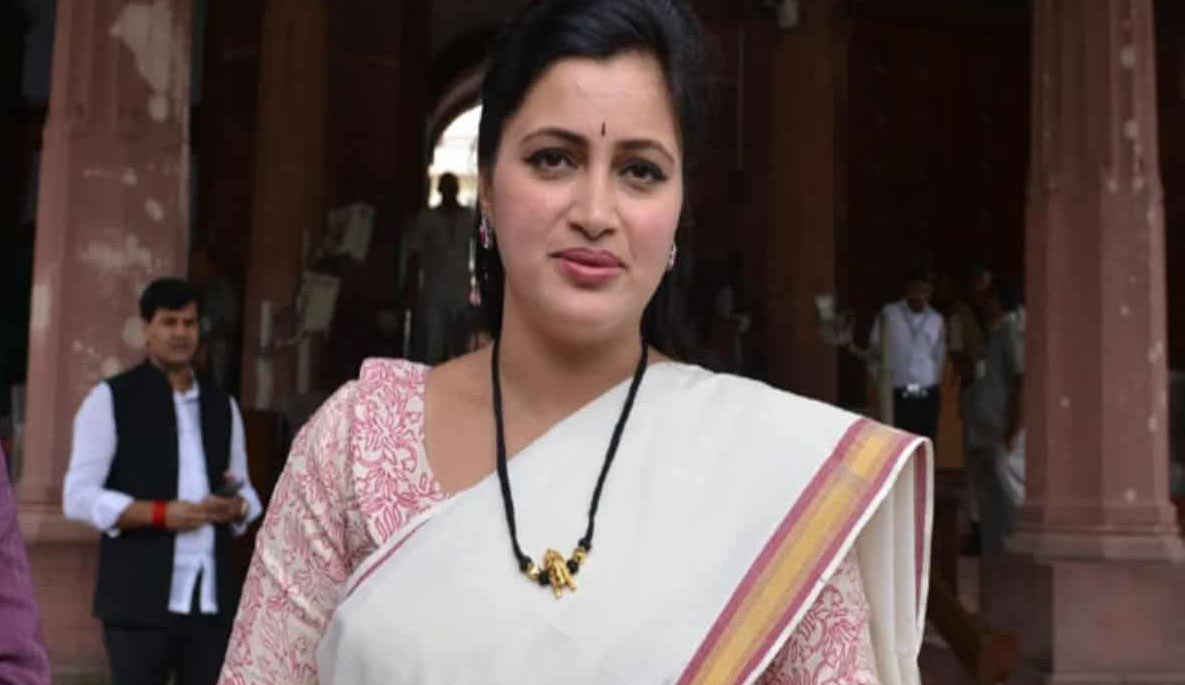 bombay high court,ex-telugu actress,navneet kaur,sc certificate,  మాజీ హీరోయిన్ కి కోర్టు దెబ్బ