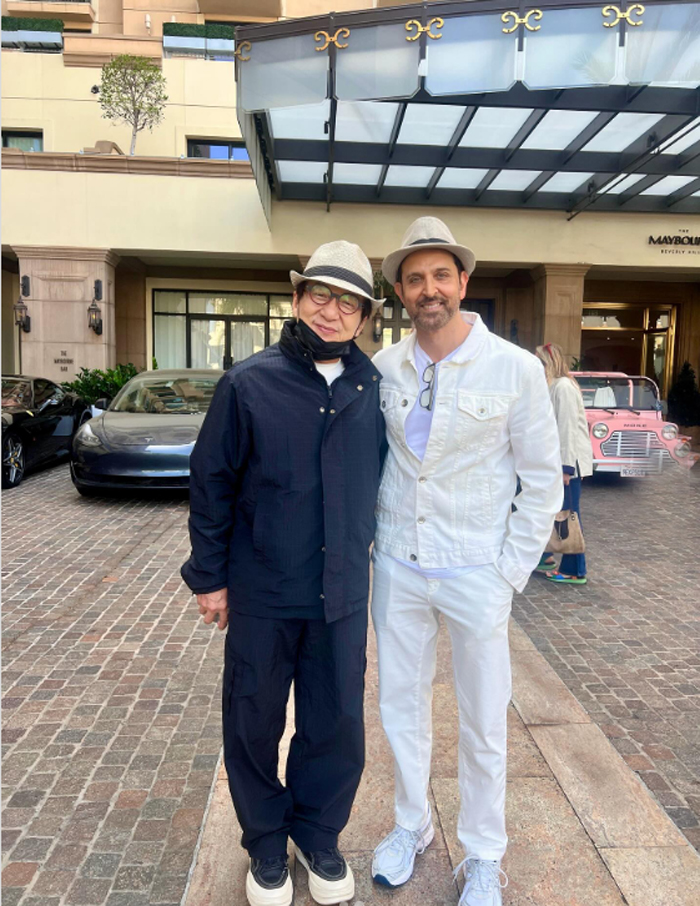 hrithik roshan  జాకీచాన్‌తో ఫ్యాన్ బోయ్ మూవ్‌మెంట్